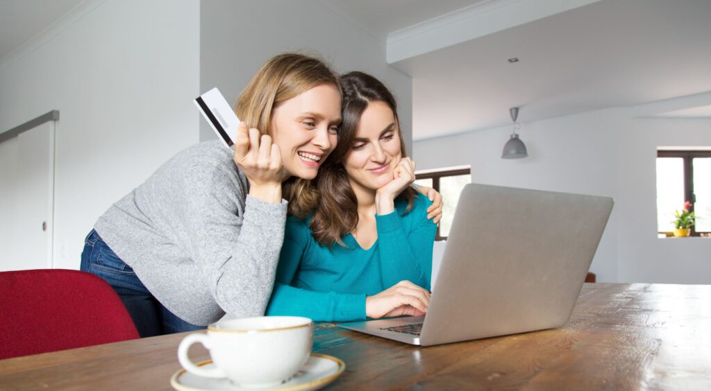 Duas mulheres fazendo compras em uma loja virtual