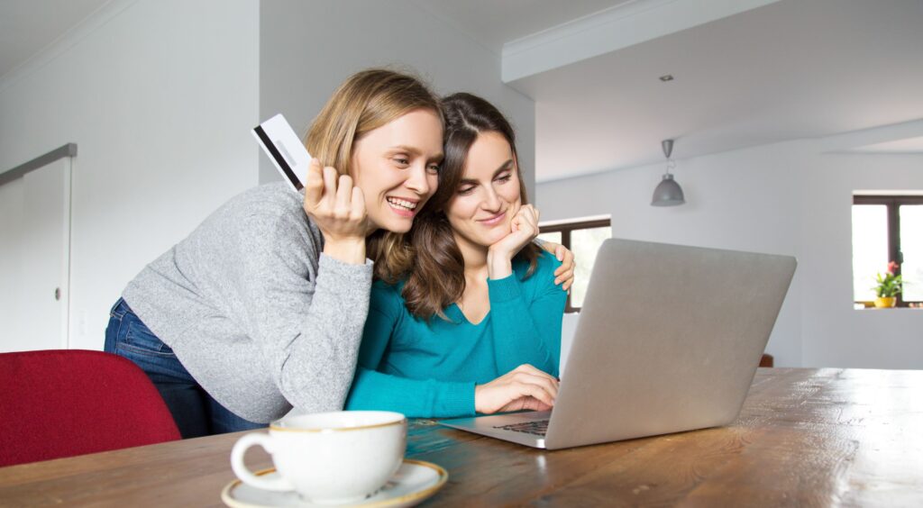 Duas mulheres fazendo compras em uma loja virtual